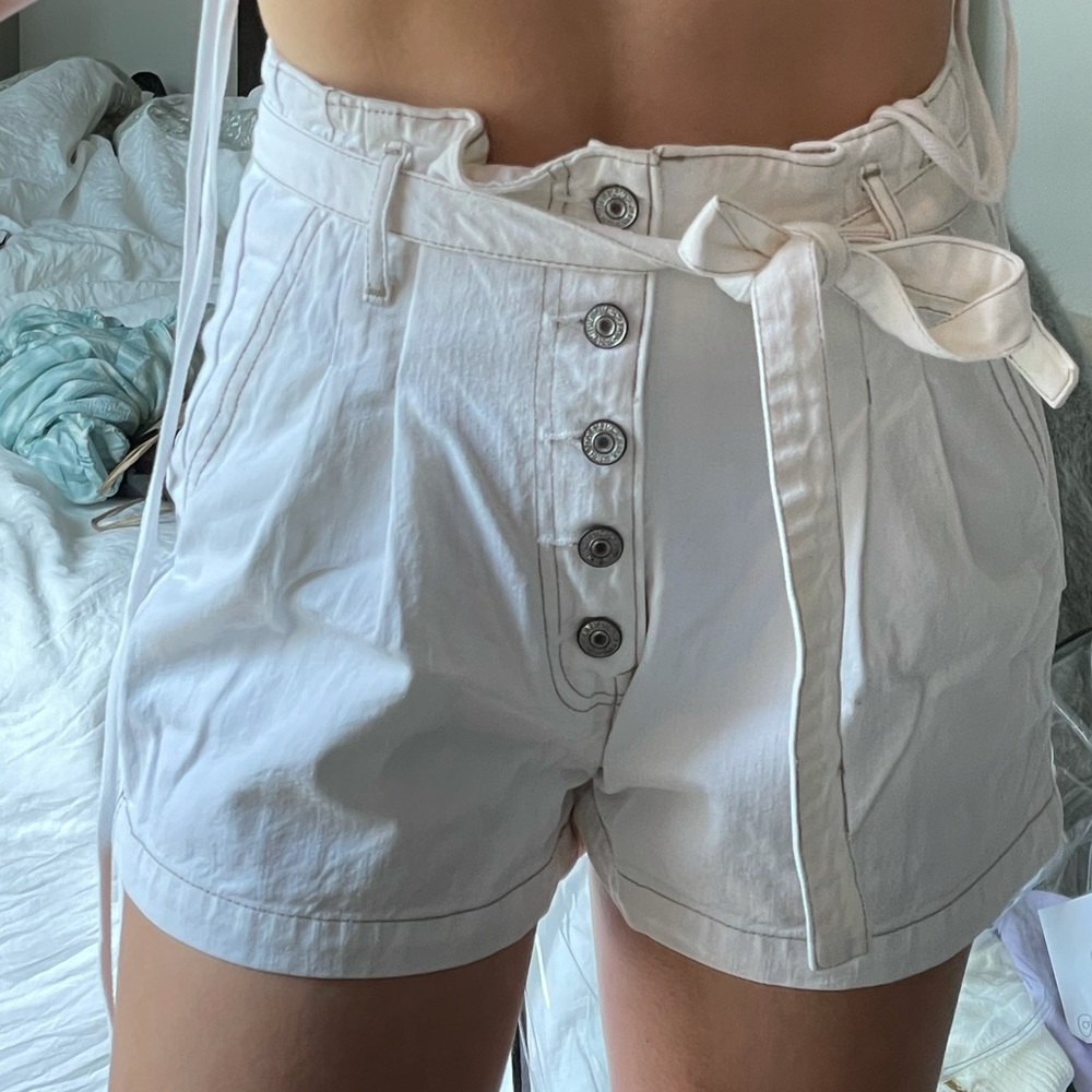 Super cute white denim cargo shorts
